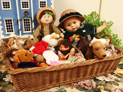 Cesto di balocchi con bambola e peluche, Oggetto decorativo