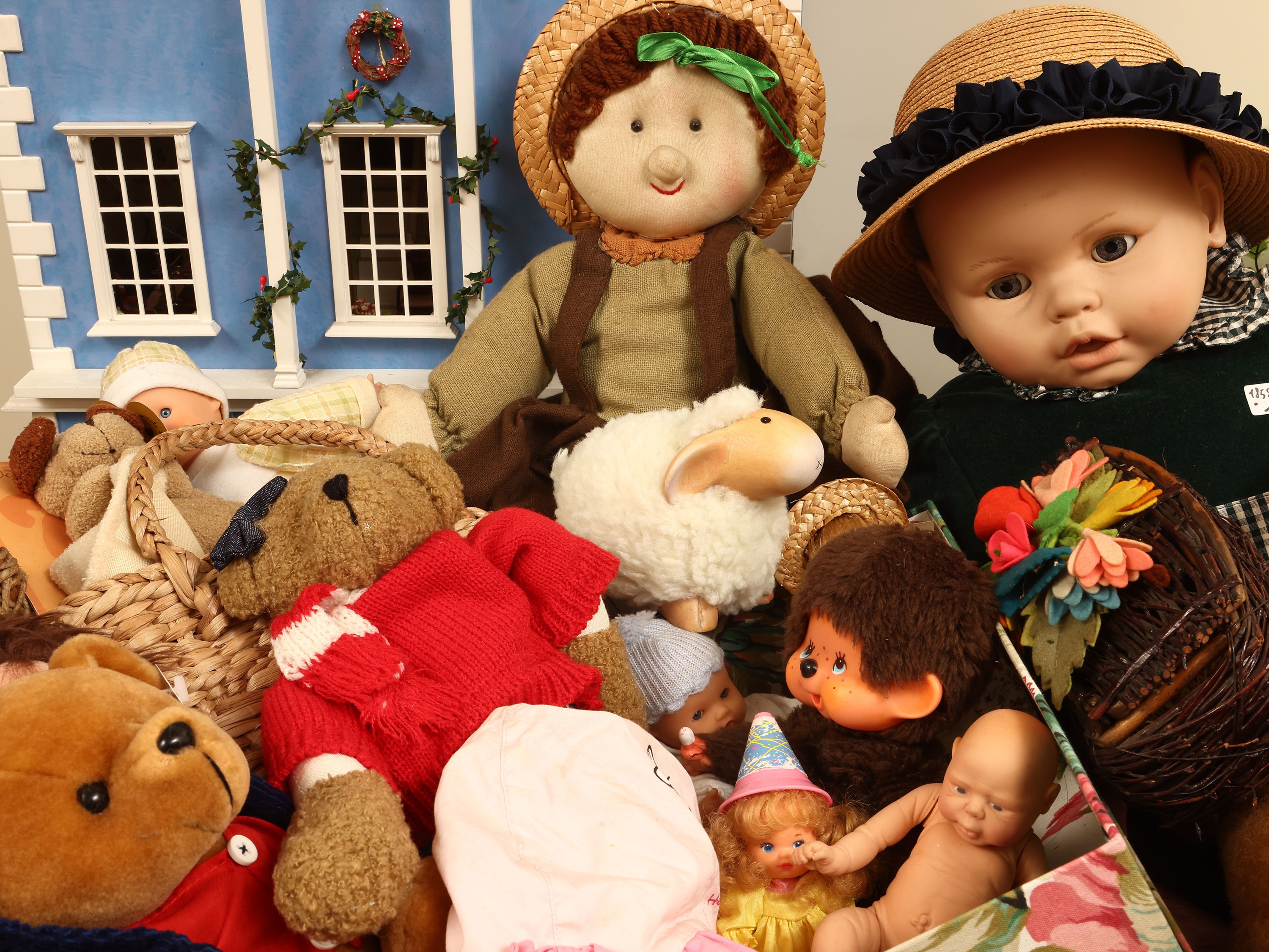 Cesto di balocchi con bambola e peluche, Oggetto decorativo