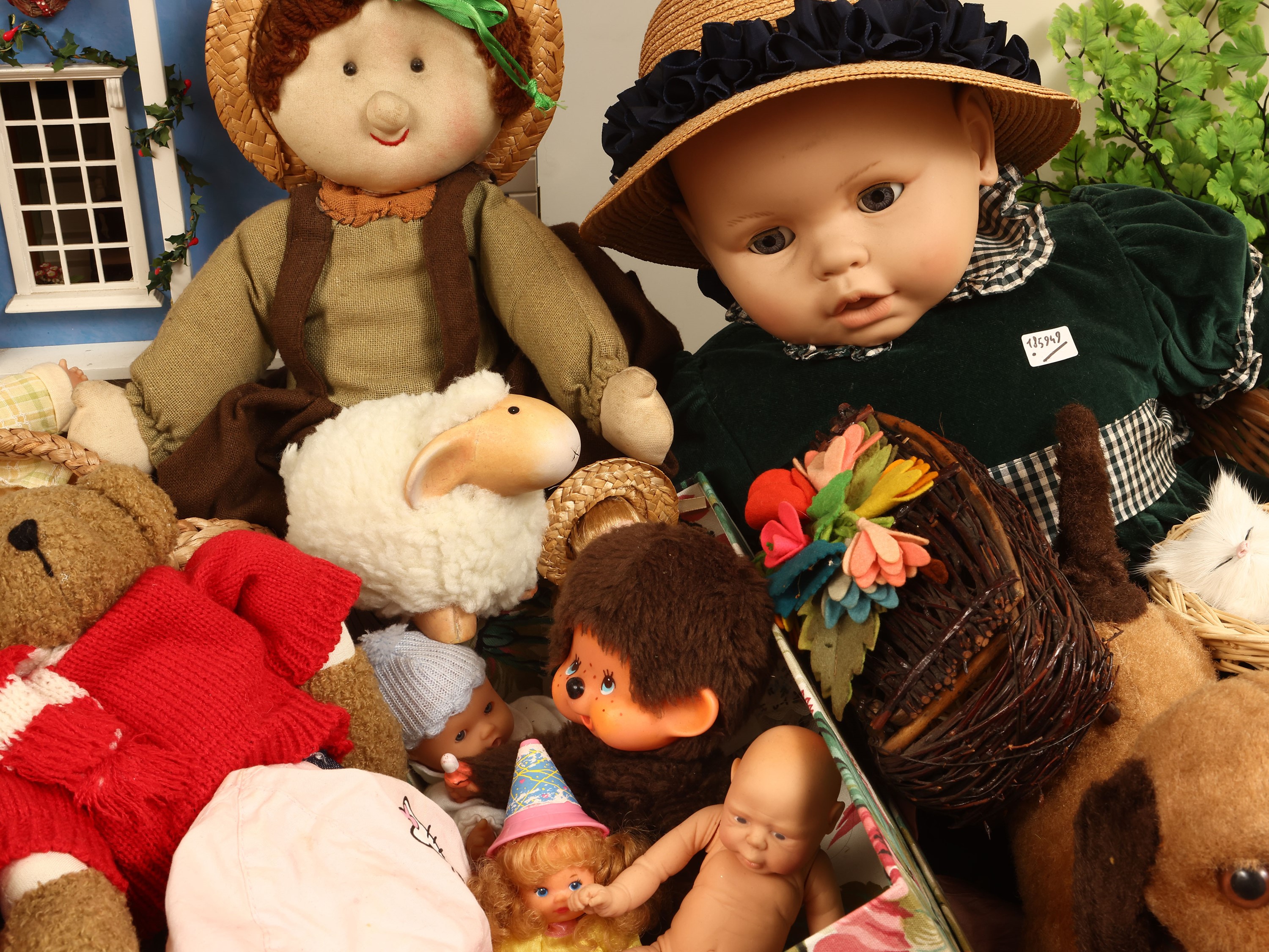 Cesto di balocchi con bambola e peluche, Oggetto decorativo