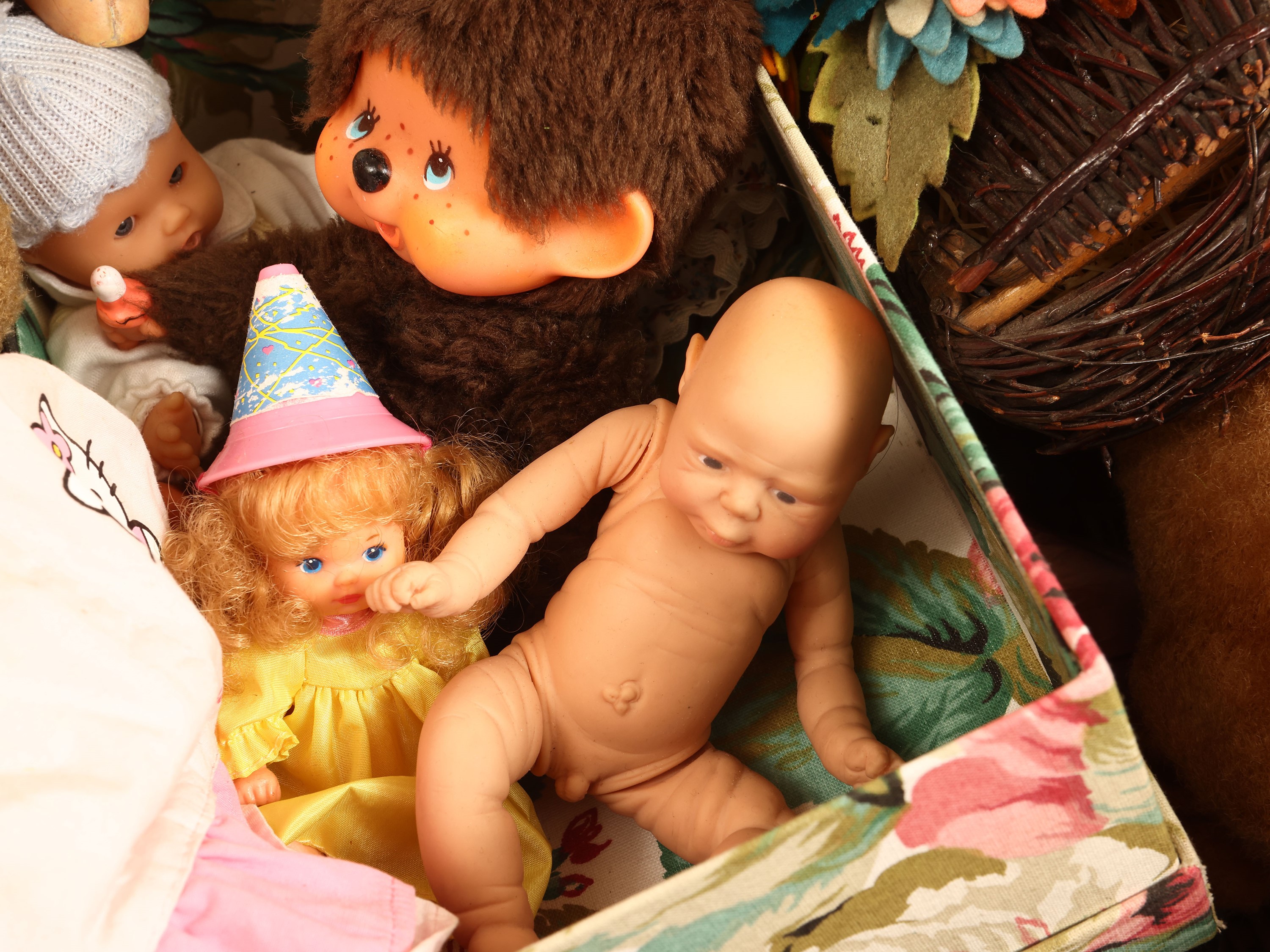 Cesto di balocchi con bambola e peluche, Oggetto decorativo