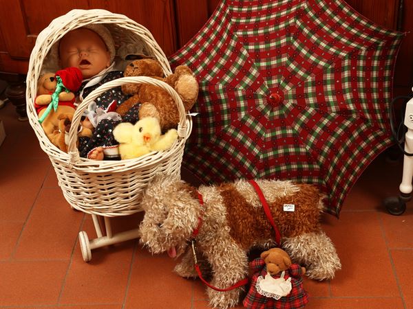 Assortimento di bambole e peluche