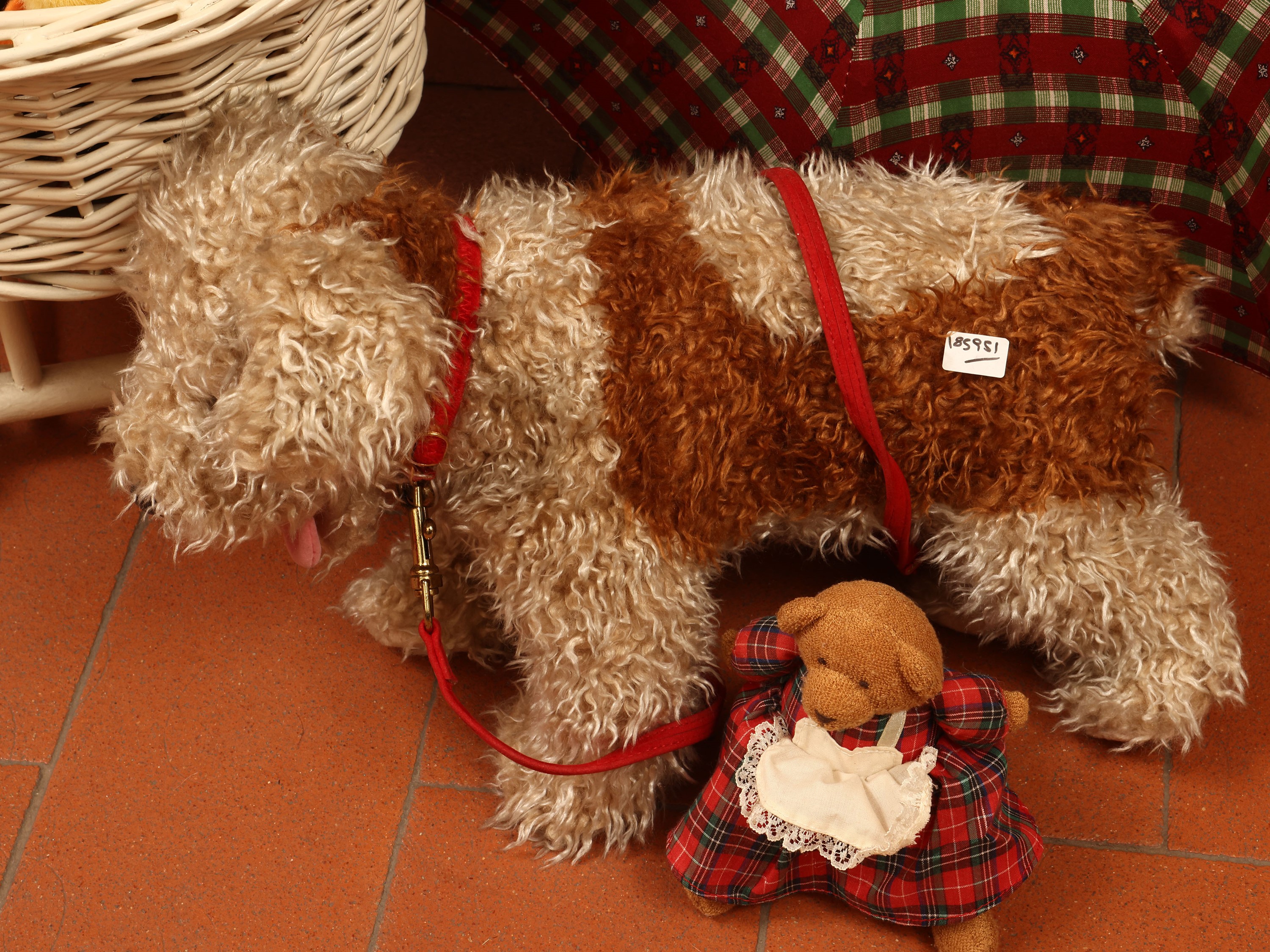 Assortimento di bambole e peluche, carrozzina in vimini, h 53 cm