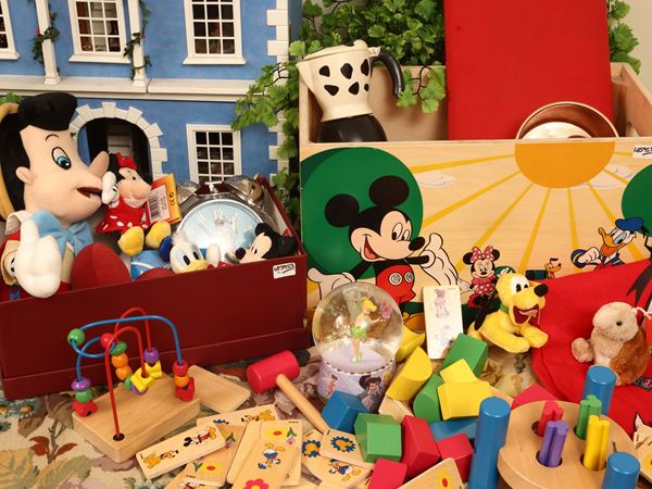 Assortimento di balocchi Disney