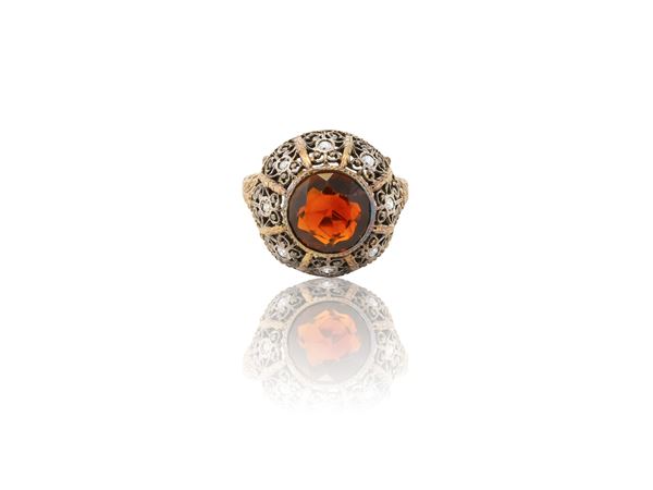 Anello in oro, argento, diamanti e pietra color arancio
