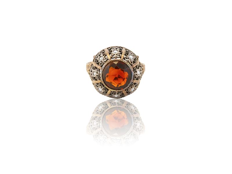 Anello in oro, argento, diamanti e pietra color arancio
