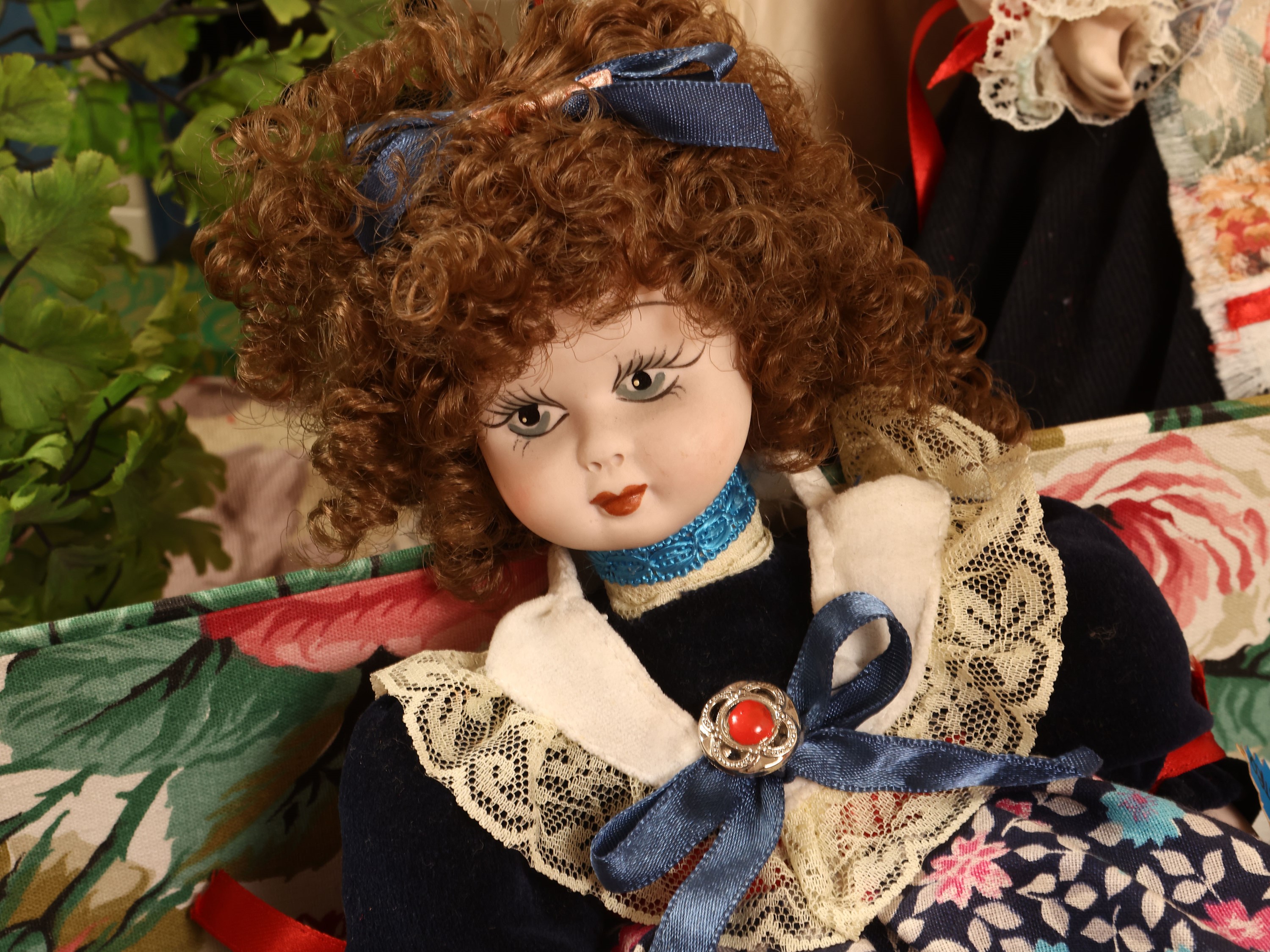 Quattro bambole vintage in costumi tradizionali