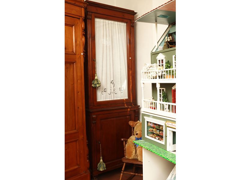 Libreria a due corpi in legno tenero