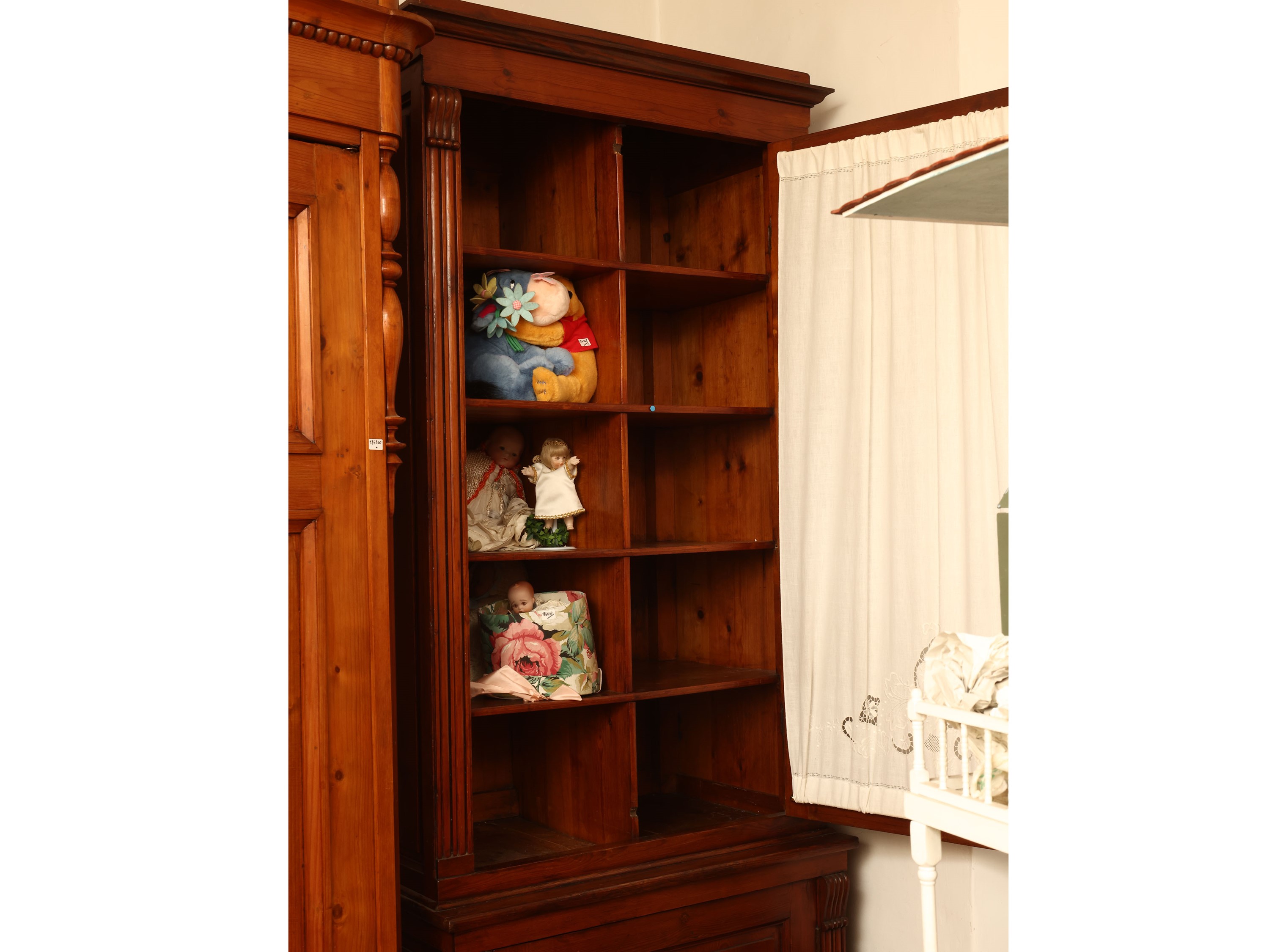 Libreria a due corpi in legno tenero