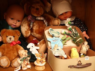 Collezione di piccoli balocchi e curiosità in valigetta