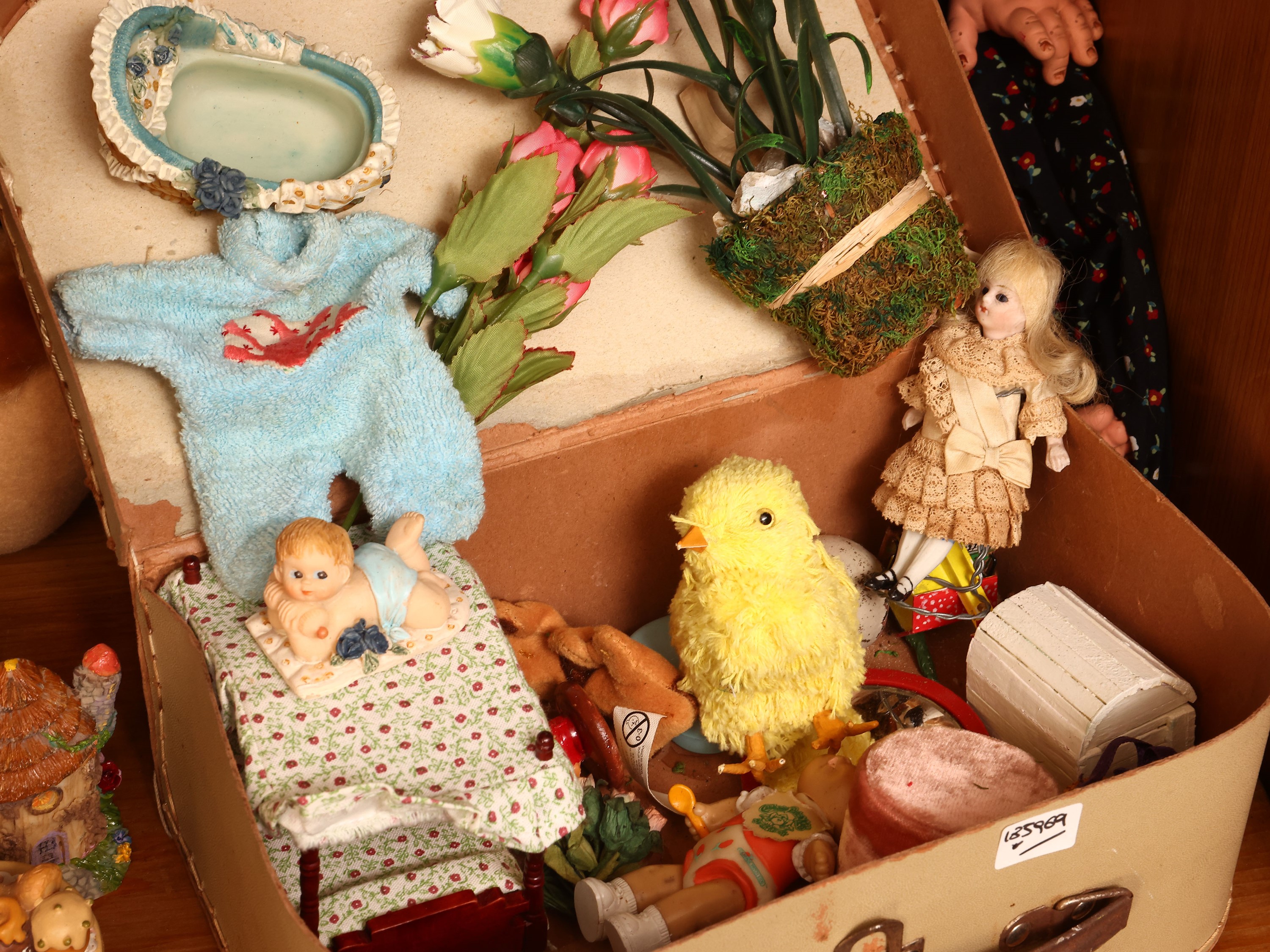 Collezione di piccoli balocchi e curiosità in valigetta