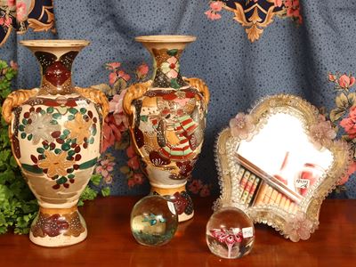 Coppia di vasi a balaustro in porcellana con decorazioni a chinoiserie, specchiera in vetro di Mu...