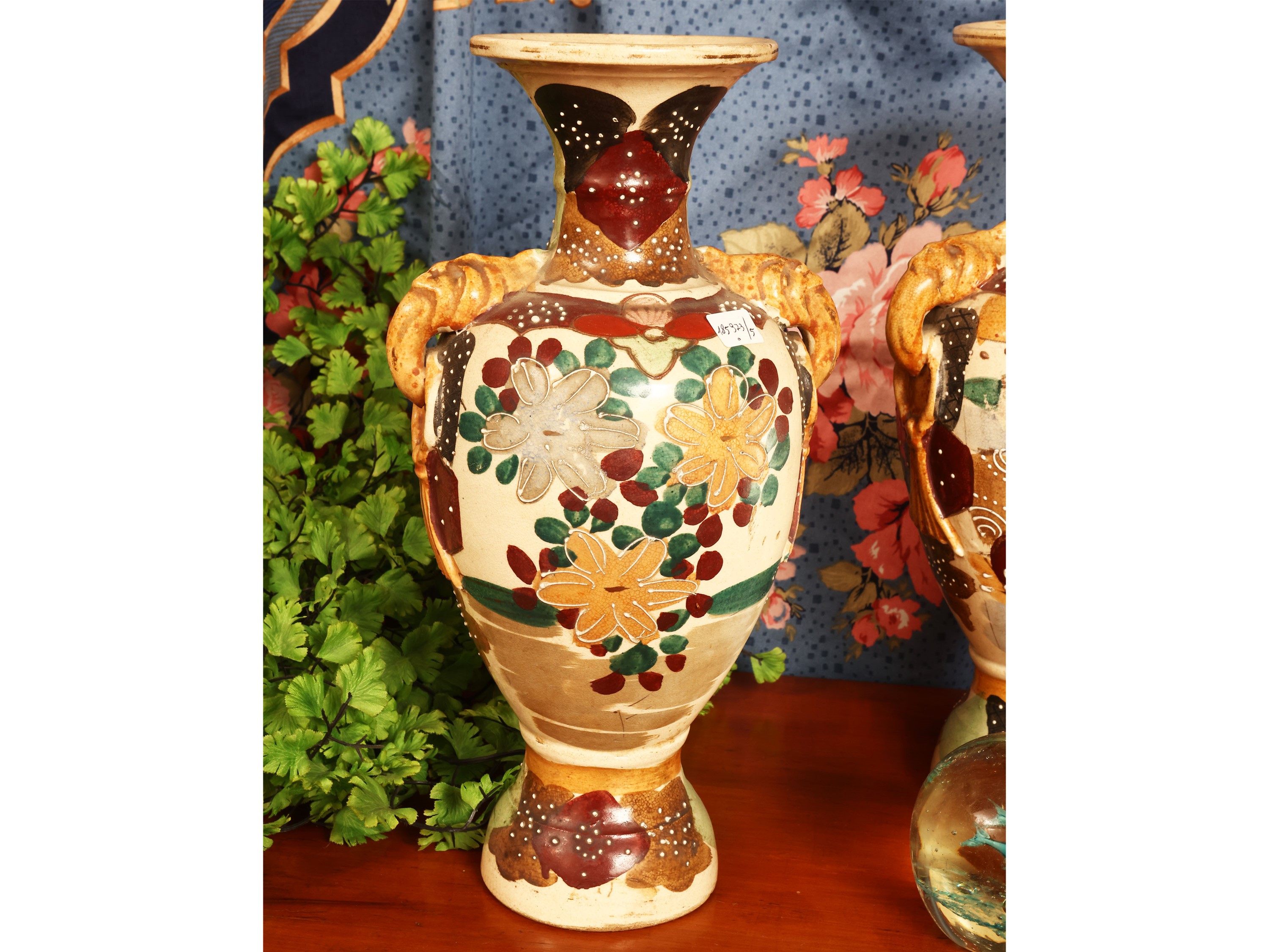 Coppia di vasi a balaustro in porcellana con decorazioni a chinoiserie, specchiera in vetro di Mu...