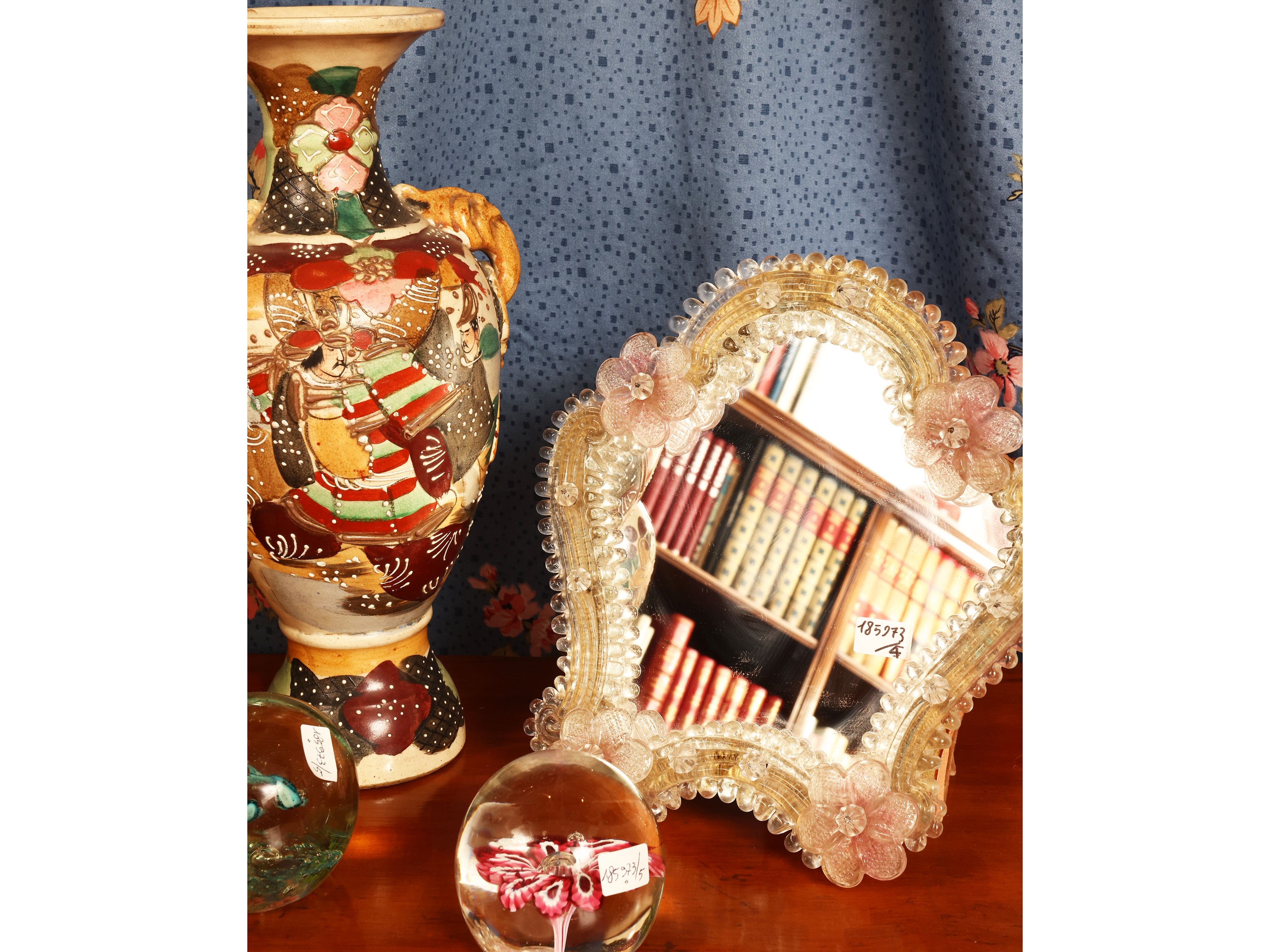Coppia di vasi a balaustro in porcellana con decorazioni a chinoiserie, specchiera in vetro di Mu...