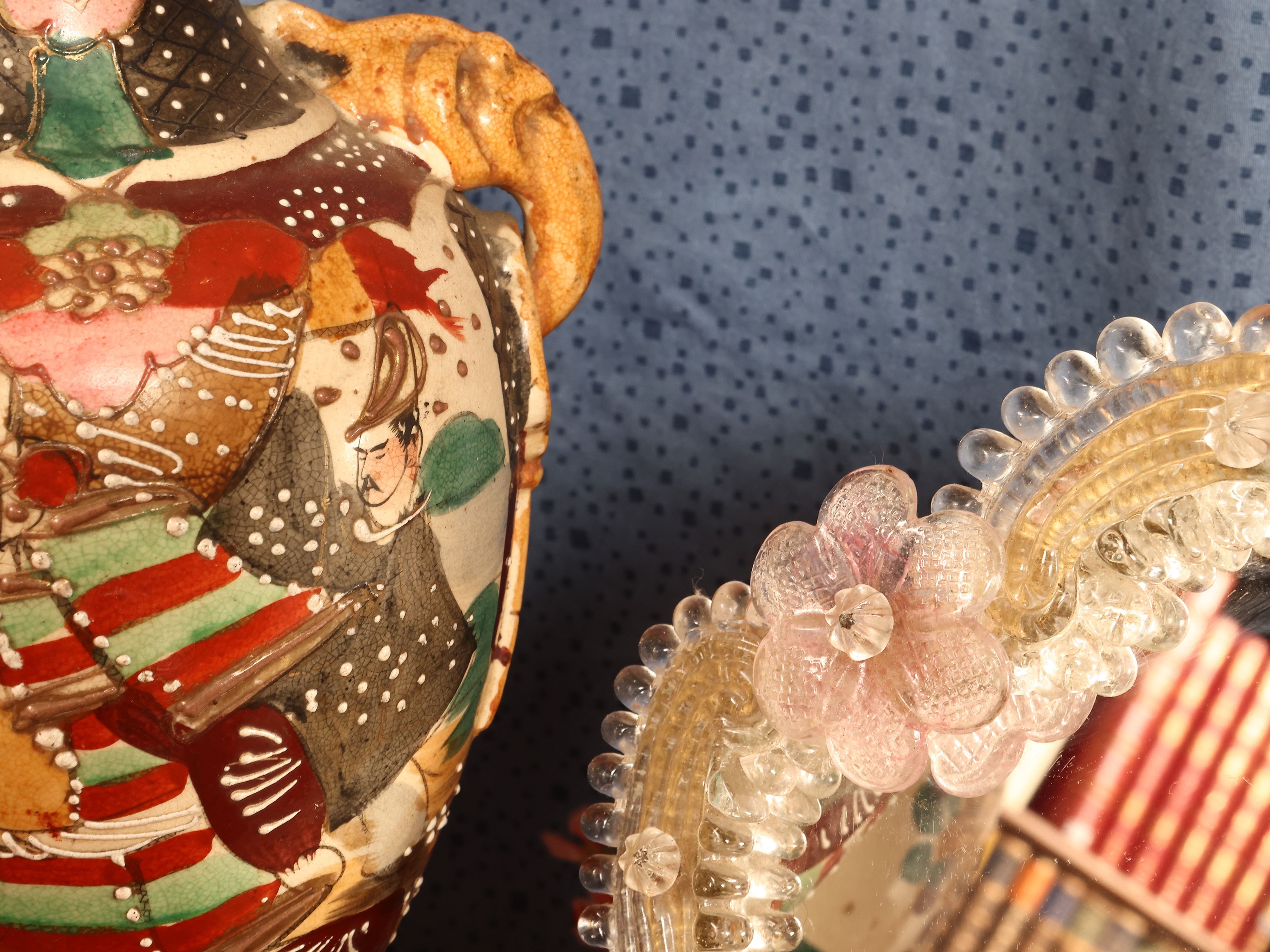 Coppia di vasi a balaustro in porcellana con decorazioni a chinoiserie, specchiera in vetro di Mu...