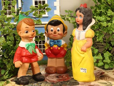 Tre pupazzi vintage in gomma, inclusi Biancaneve e Pinocchio