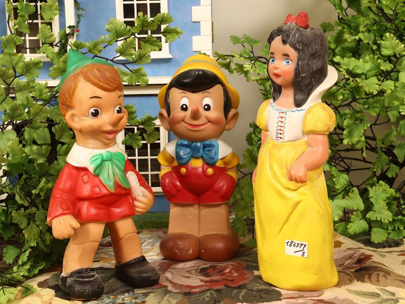 Tre pupazzi vintage in gomma, inclusi Biancaneve e Pinocchio
