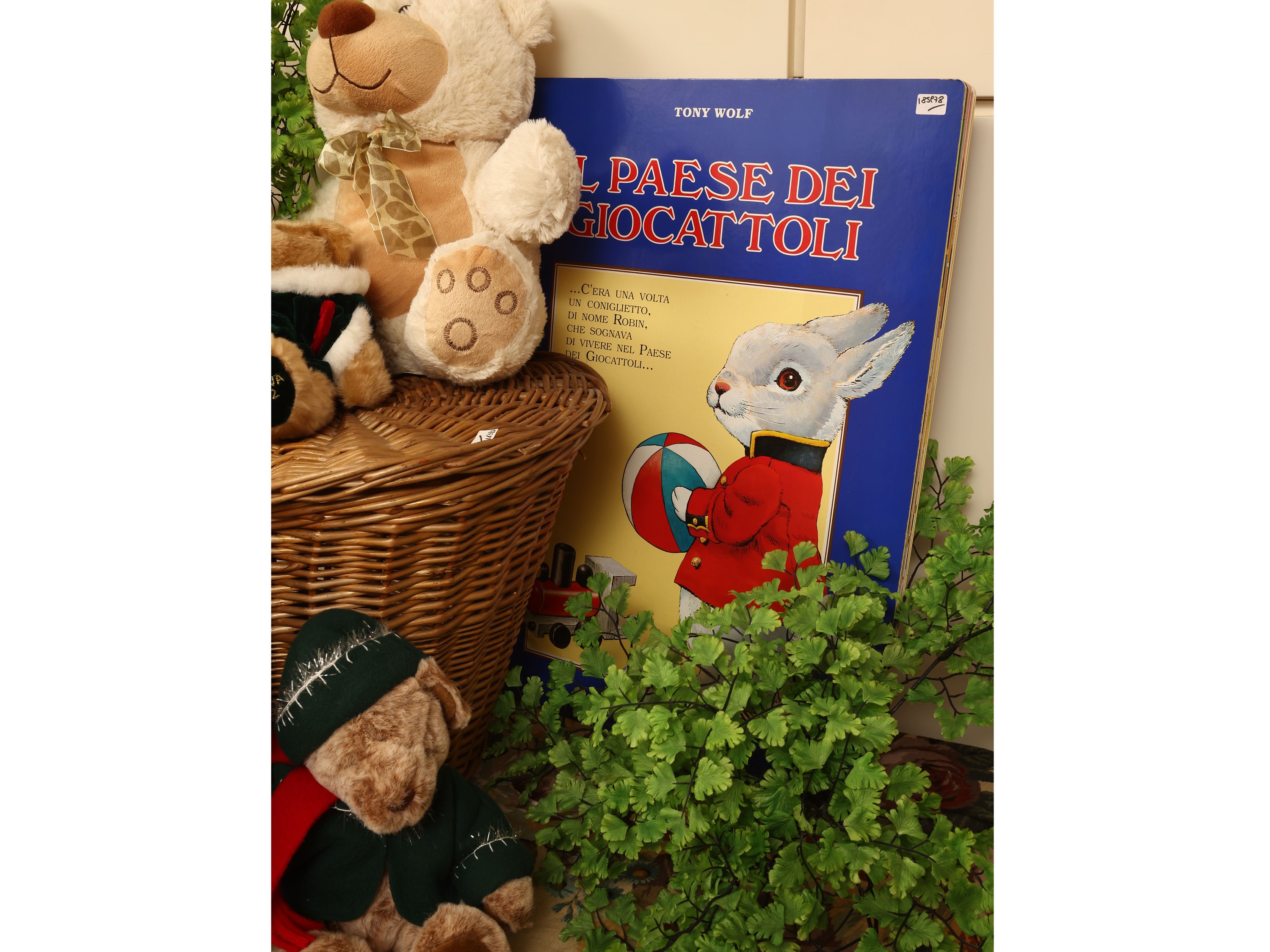 Cesto di balocchi con bambole e peluche