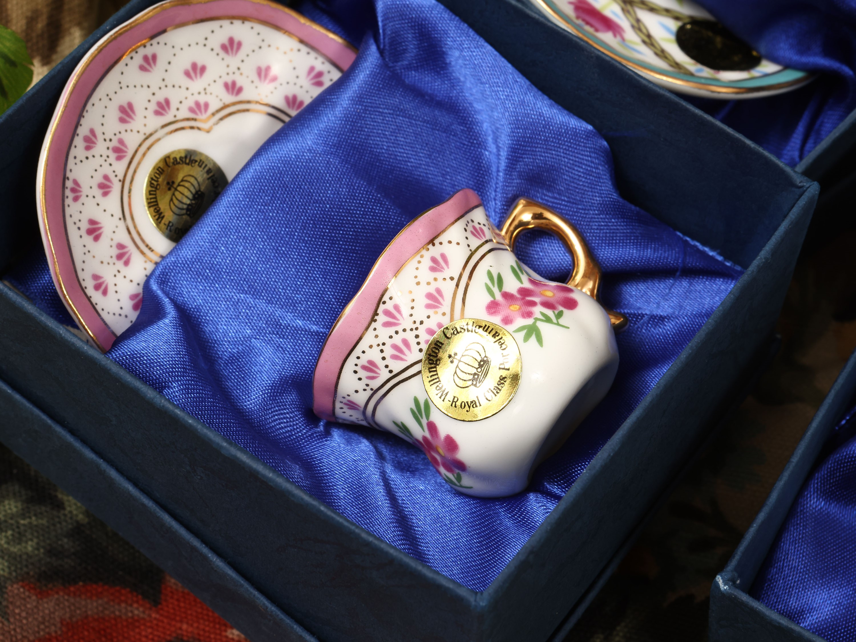 Collezione di tazzine in miniatura, set di 5 tazzine decorate con fiori e bordo azzurro, e set di...