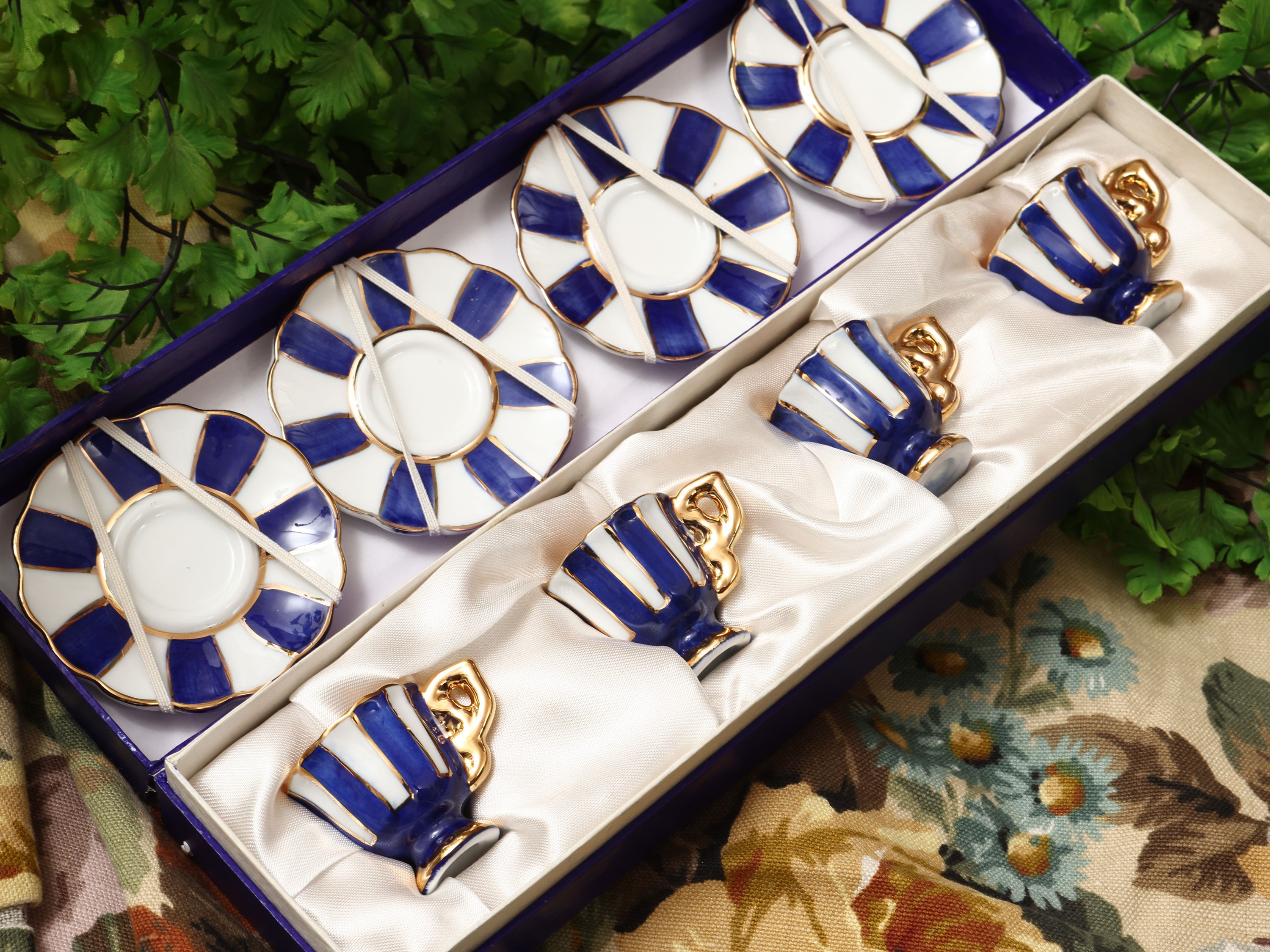Collezione di tazzine in miniatura, set di 5 tazzine decorate con fiori e bordo azzurro, e set di...