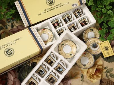 Collezione di tazzine in miniatura con decorazioni zodiacali e piattini correlati