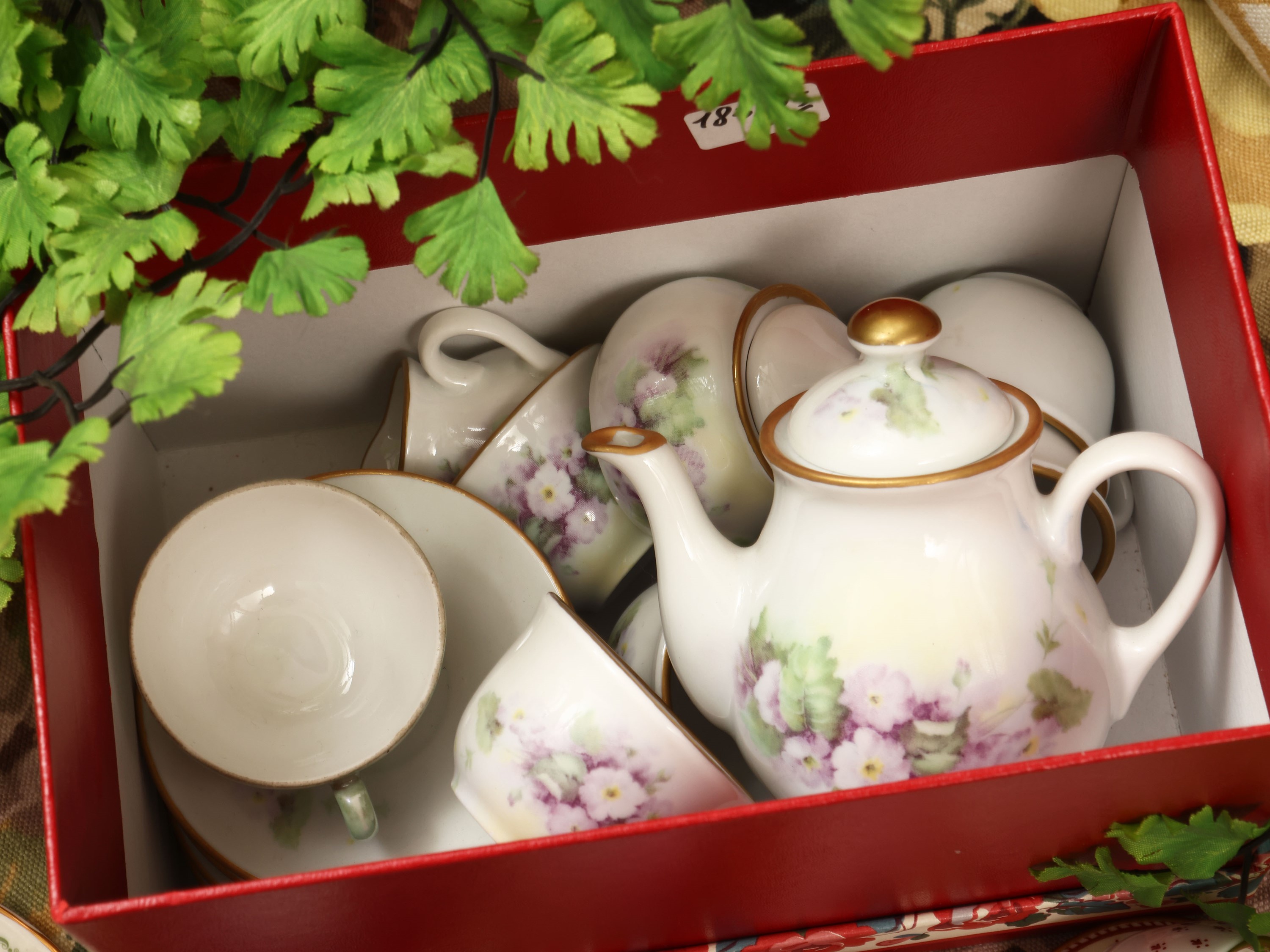 Collezione di tazzine in porcellana miniatura, varie manifatture tra cui Limoges e Spode