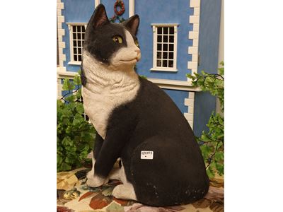 Gatto bianco e nero, scultura in Sandicast
