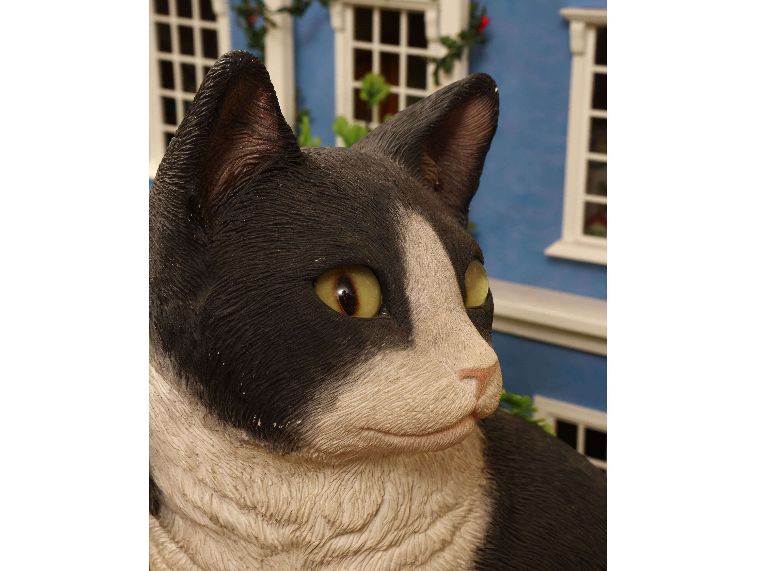 Sandra Brue - Gatto bianco e nero, scultura in Sandicast