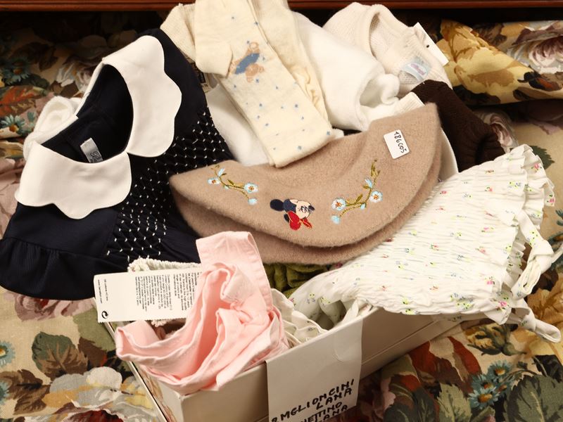 Guardaroba per bambina, con capi firmati e accessori