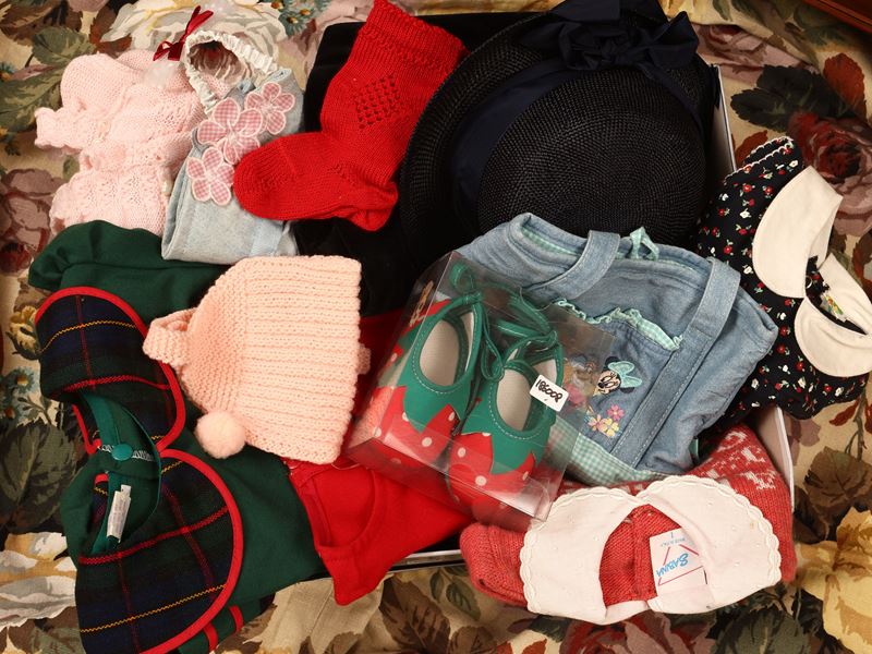 Guardaroba per bambina con abbigliamento ed accessori