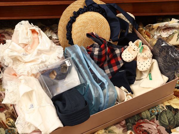 Piccolo guardaroba per bambina  - Asta Stravaganze fiorentine: tra fiaba e collezionismo - Maison Bibelot - Casa d'Aste Firenze - Milano