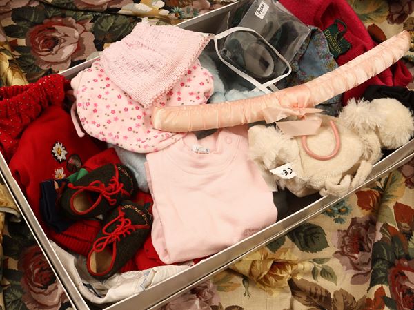 Piccolo guardaroba per bambina  - Asta Stravaganze fiorentine: tra fiaba e collezionismo - Maison Bibelot - Casa d'Aste Firenze - Milano