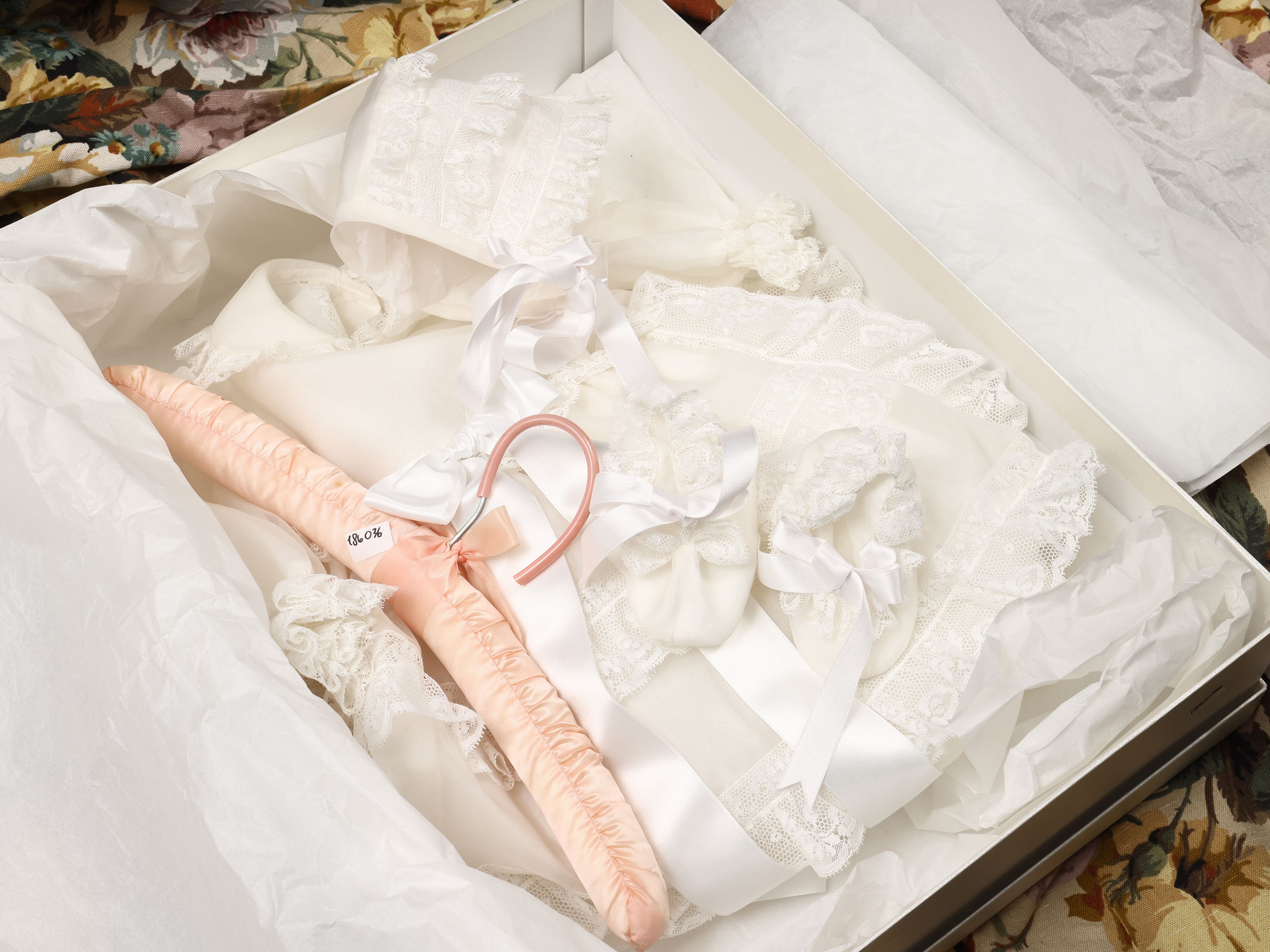 Set da Battesimo in organza e pizzo con accessori coordinati