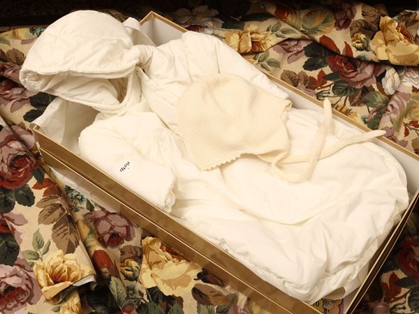 Sacco tuta imbottito di colore bianco da neonato