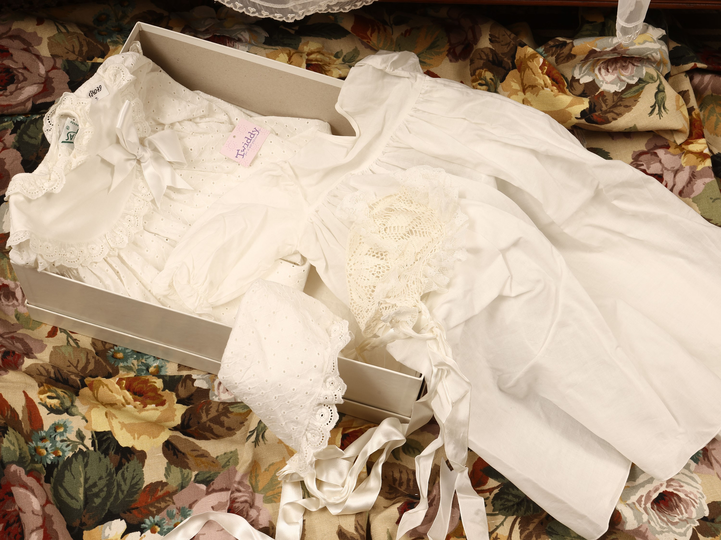Due vesti battesimali in organza e cotone Sangallo