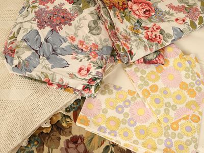 Set di biancheria per letto singolo, cotone stampato con motivo floreale e coperta lavorata all'u...