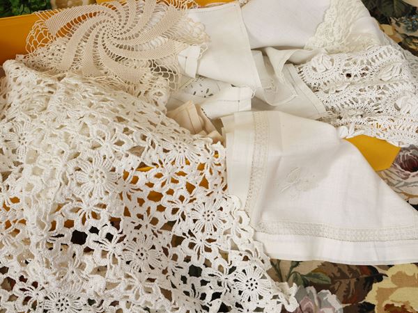 Assortimento di centrini e tessuti per la casa