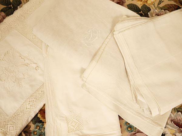 Due tovaglie in lino bianco
