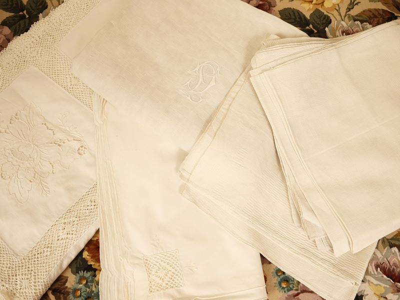 Due tovaglie in lino bianco con tovaglioli coordinati