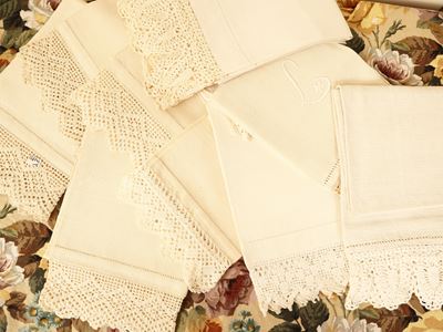 Assortimento di undici asciugamani in lino bianco con ricami e balza all'uncinetto