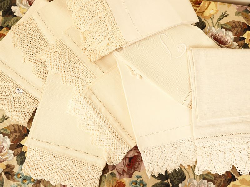 Assortimento di undici asciugamani in lino bianco con ricami e balza all'uncinetto
