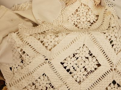 Assortimento di centrini in lino e cotone, lavori a punto pieno e all'uncinetto