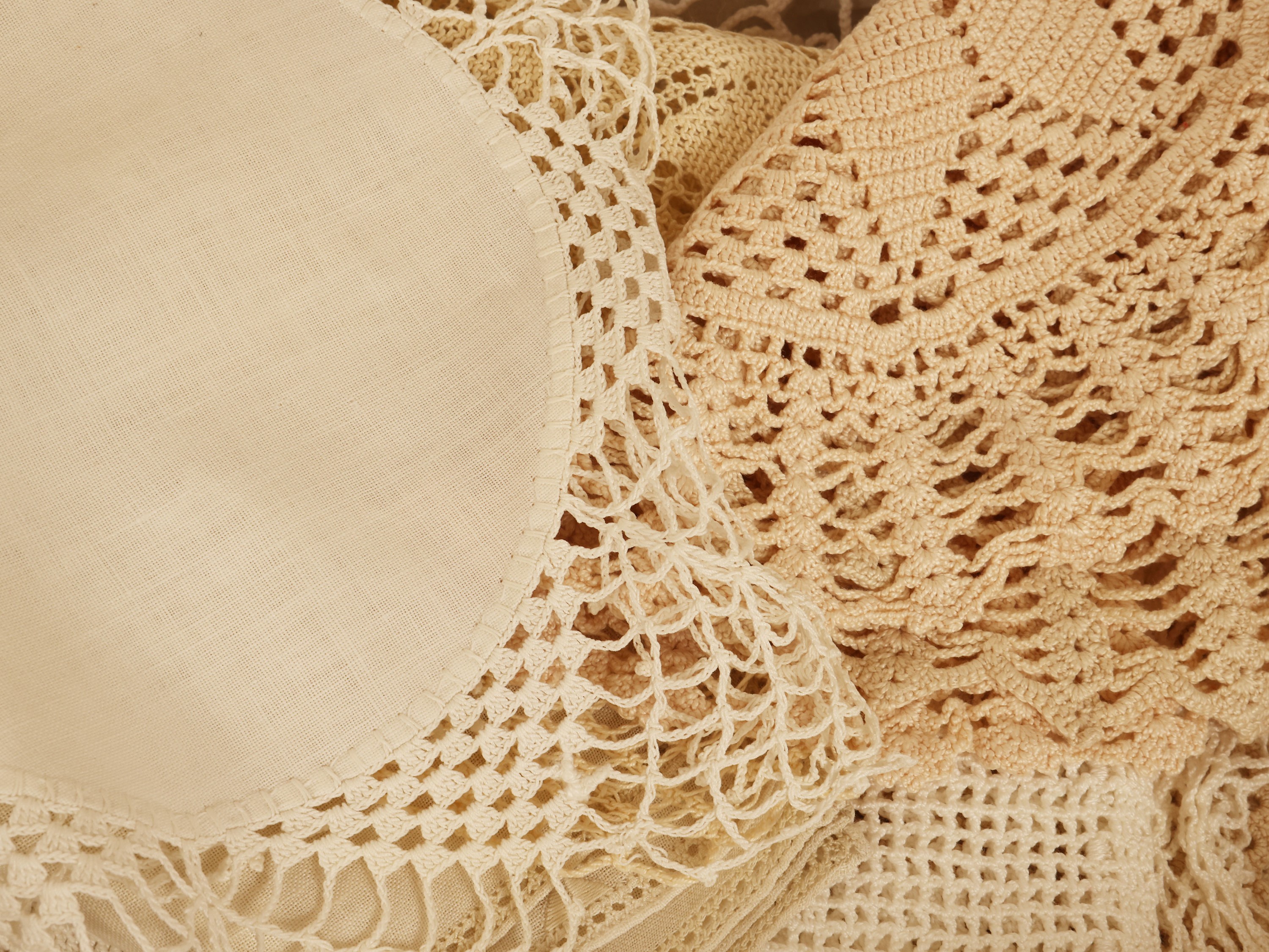 Assortimento di centrini in lino e cotone, lavori a punto pieno e all'uncinetto