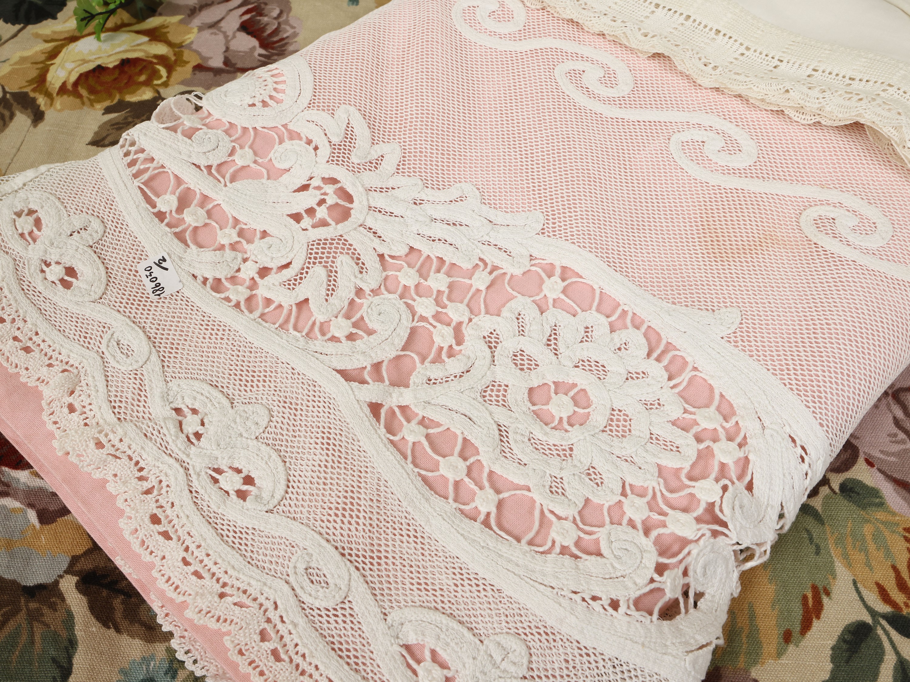 Biancheria per letto matrimoniale, copriletto in pizzo rosa con lenzuolo in puro lino bianco