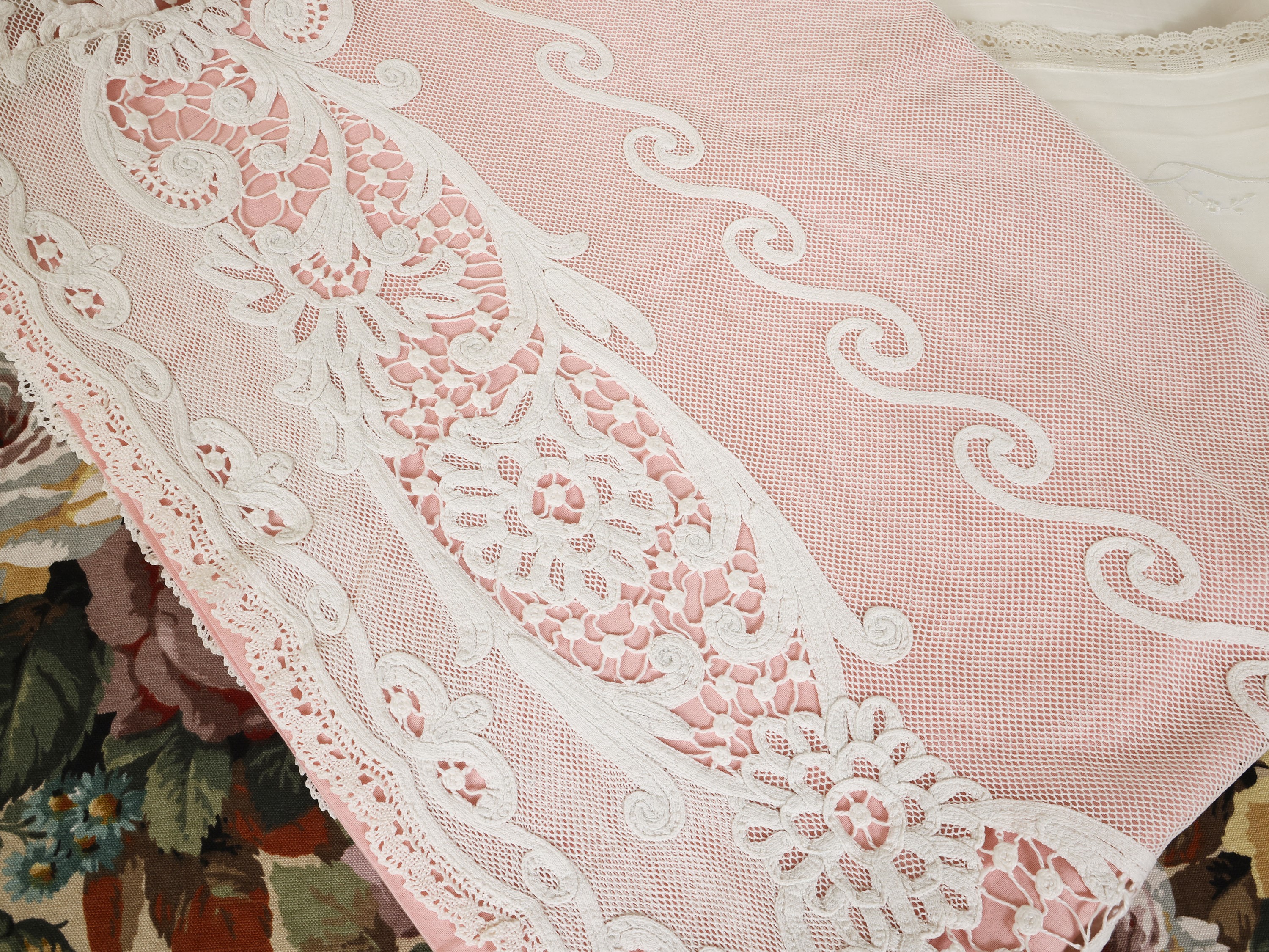Biancheria per letto matrimoniale, copriletto in pizzo rosa con lenzuolo in puro lino bianco