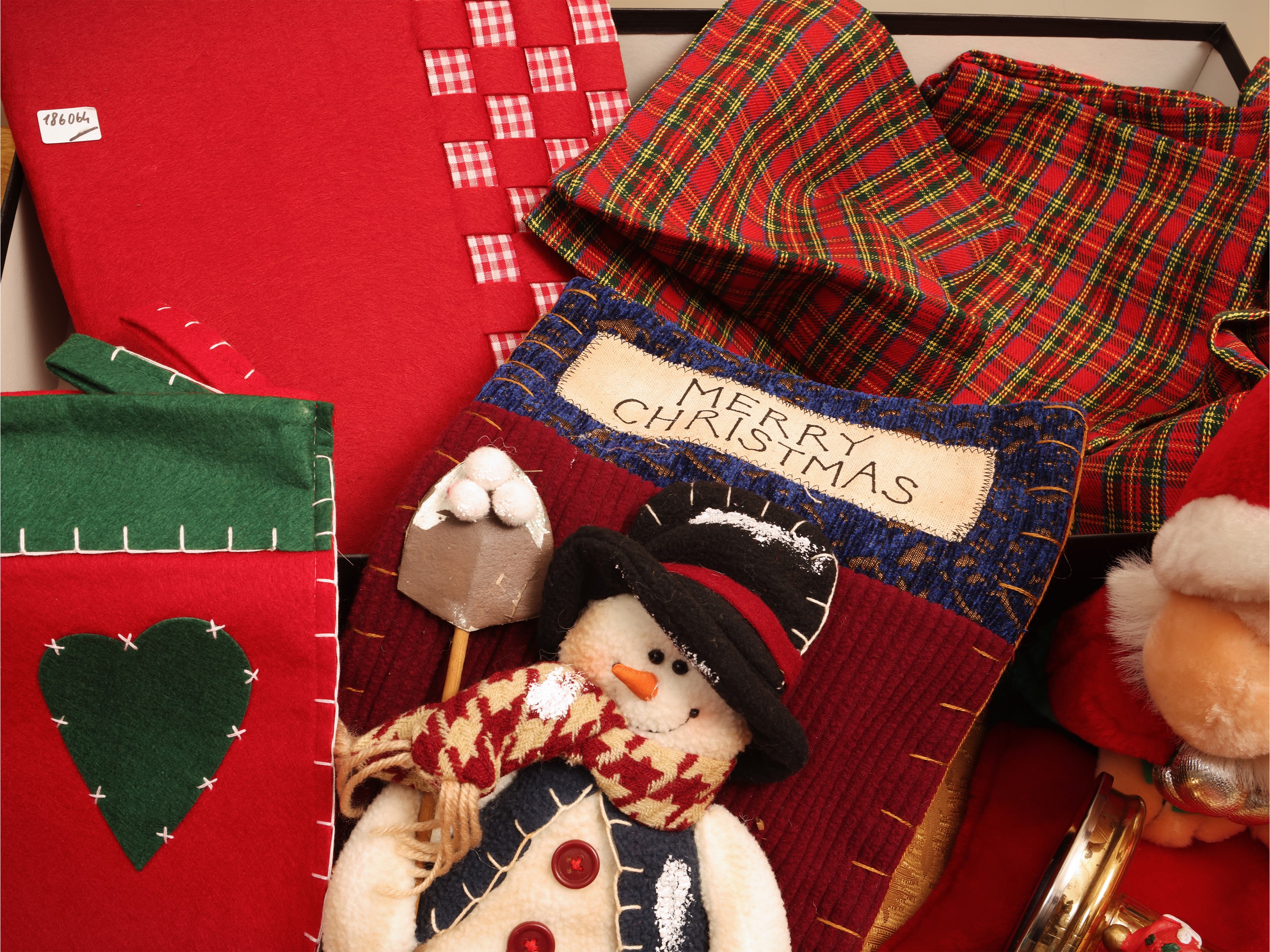 Fantasia di Natale, collezione di accessori decorativi tra cui calze decorate e pezzi di Villeroy...