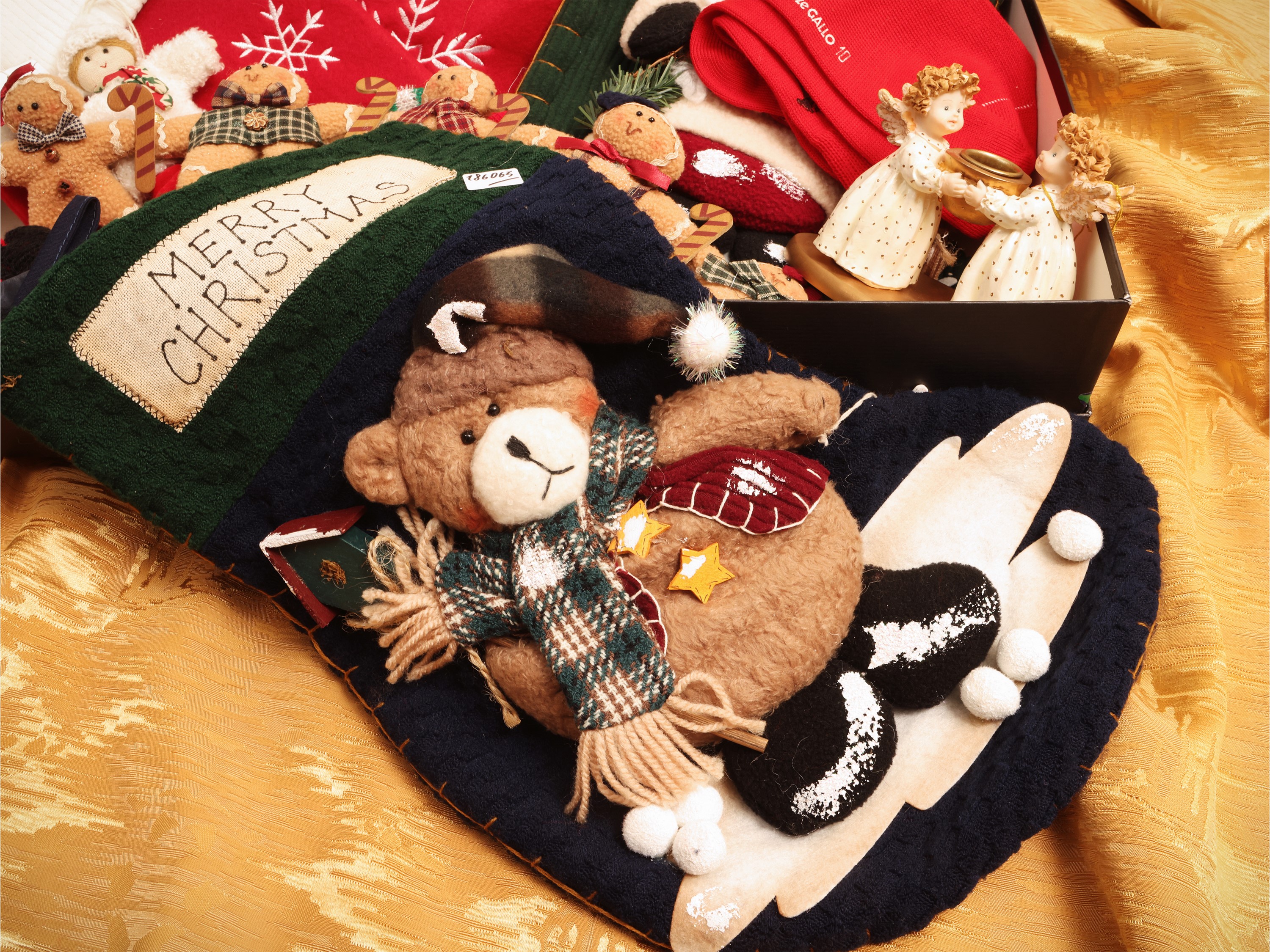 Oggetti decorativi natalizi, calze decorate e accessori vari