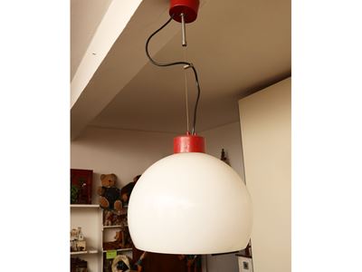Lampadario di gusto moderno, bobeches in vetro e dettagli in metallo smaltato rosso