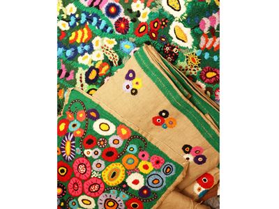 Coperta ricamata in policromia con decorazioni floreali, cm 160x200