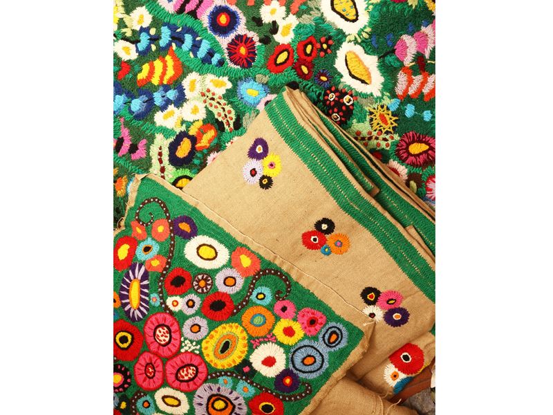 Coperta ricamata in policromia con decorazioni floreali, cm 160x200