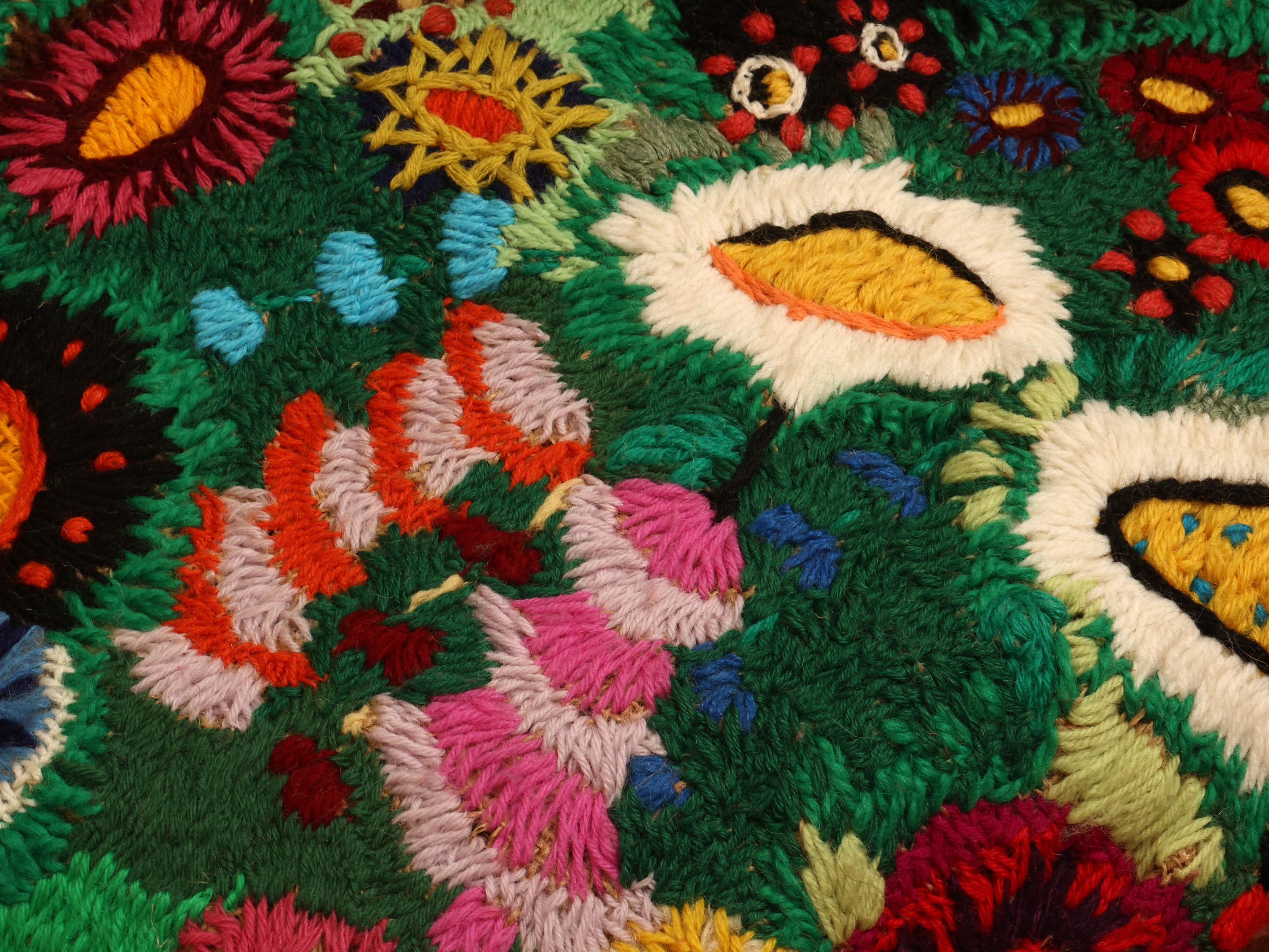 Coperta ricamata in policromia con decorazioni floreali, cm 160x200